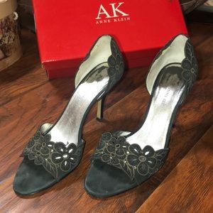 ANNE KLEIN Akleta Black Suede Peep-Toe Heels 7